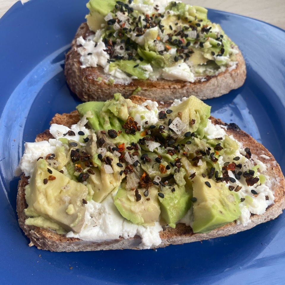 Tostada con medallones de queso de cabra y aguacate ❤️ Tostada con medallones de queso de cabra y aguacate ❤️