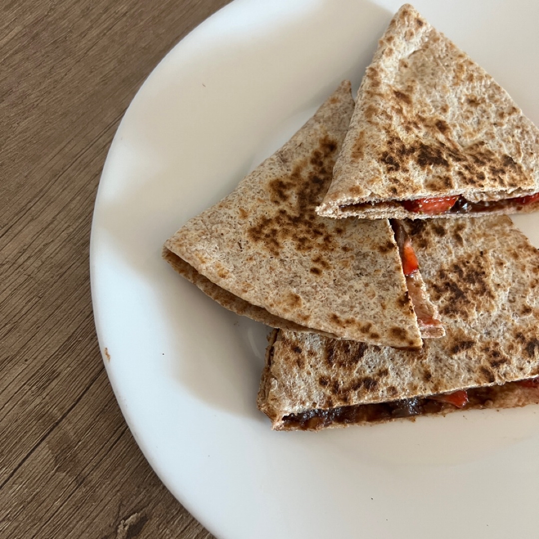 Quesadilla dulce con fresas y crema de cacao