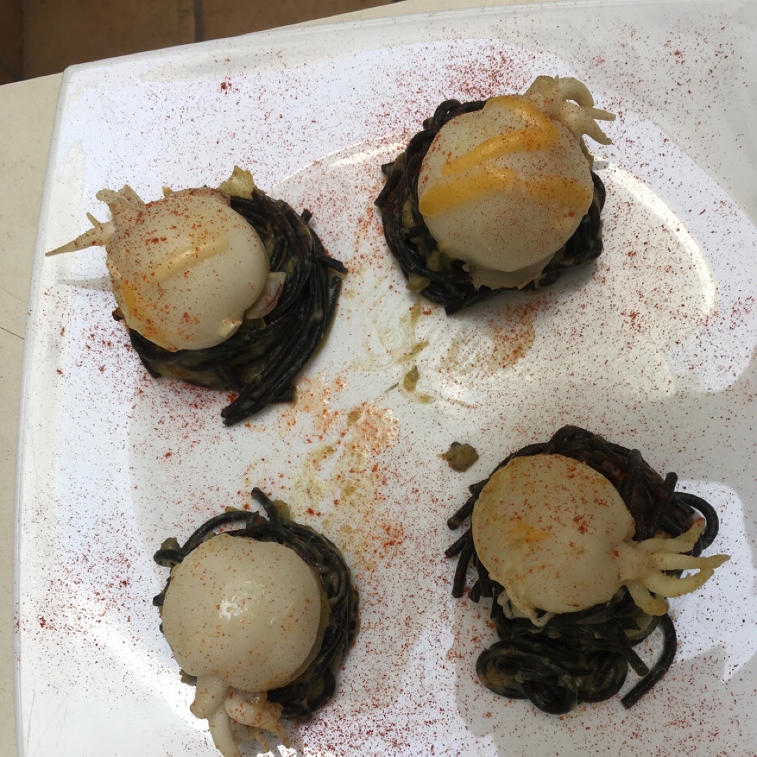 ESPAGUETIS DE SEPIA, CON SALSA DE GUISANTES, UN TOQUE DE ALCAPRAS Y EXTRA 🧀😋😋. Paso 0 ESPAGUETIS DE SEPIA, CON SALSA DE GUISANTES, UN TOQUE DE ALCAPRAS Y EXTRA 🧀😋😋. Paso 0