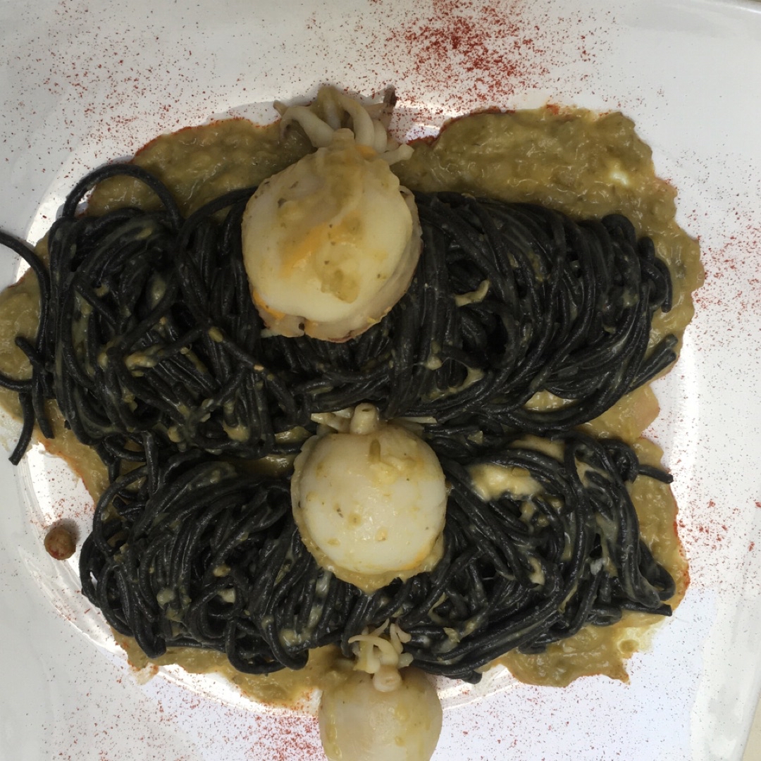 ESPAGUETIS DE SEPIA, CON SALSA DE GUISANTES, UN TOQUE DE ALCAPRAS Y EXTRA 🧀😋😋. Paso 1 ESPAGUETIS DE SEPIA, CON SALSA DE GUISANTES, UN TOQUE DE ALCAPRAS Y EXTRA 🧀😋😋. Paso 1