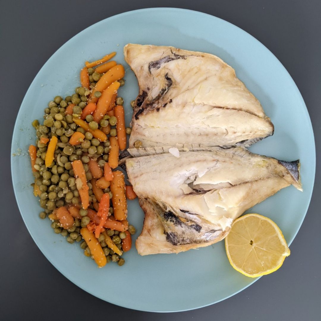 Dorada con guisantes y zanahoria al horno Dorada con guisantes y zanahoria al horno