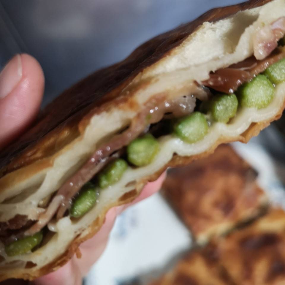 Sobre de espárragos, jamón y queso de cabra Sobre de espárragos, jamón y queso de cabra