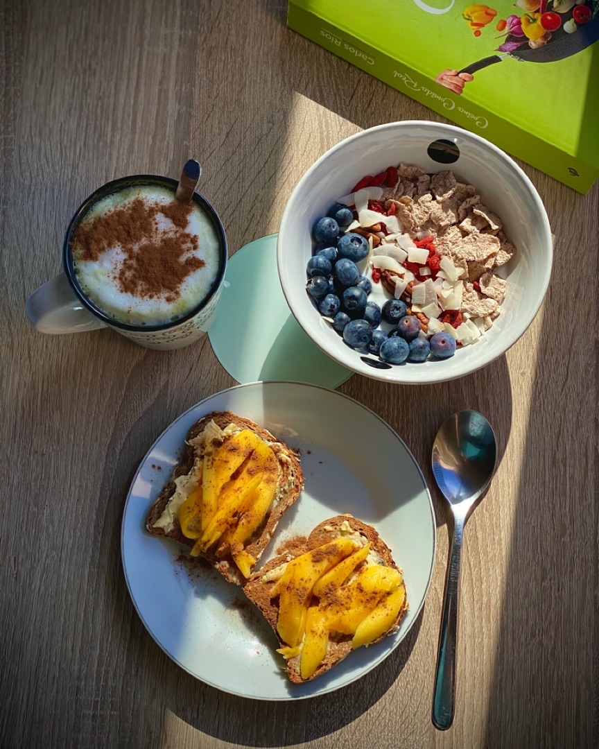 Tostas de mango, queso y canela 🥭🧀 con bowl de yogur y frutas y matcha latte 🍵🫐🥥 Tostas de mango, queso y canela 🥭🧀 con bowl de yogur y frutas y matcha latte 🍵🫐🥥