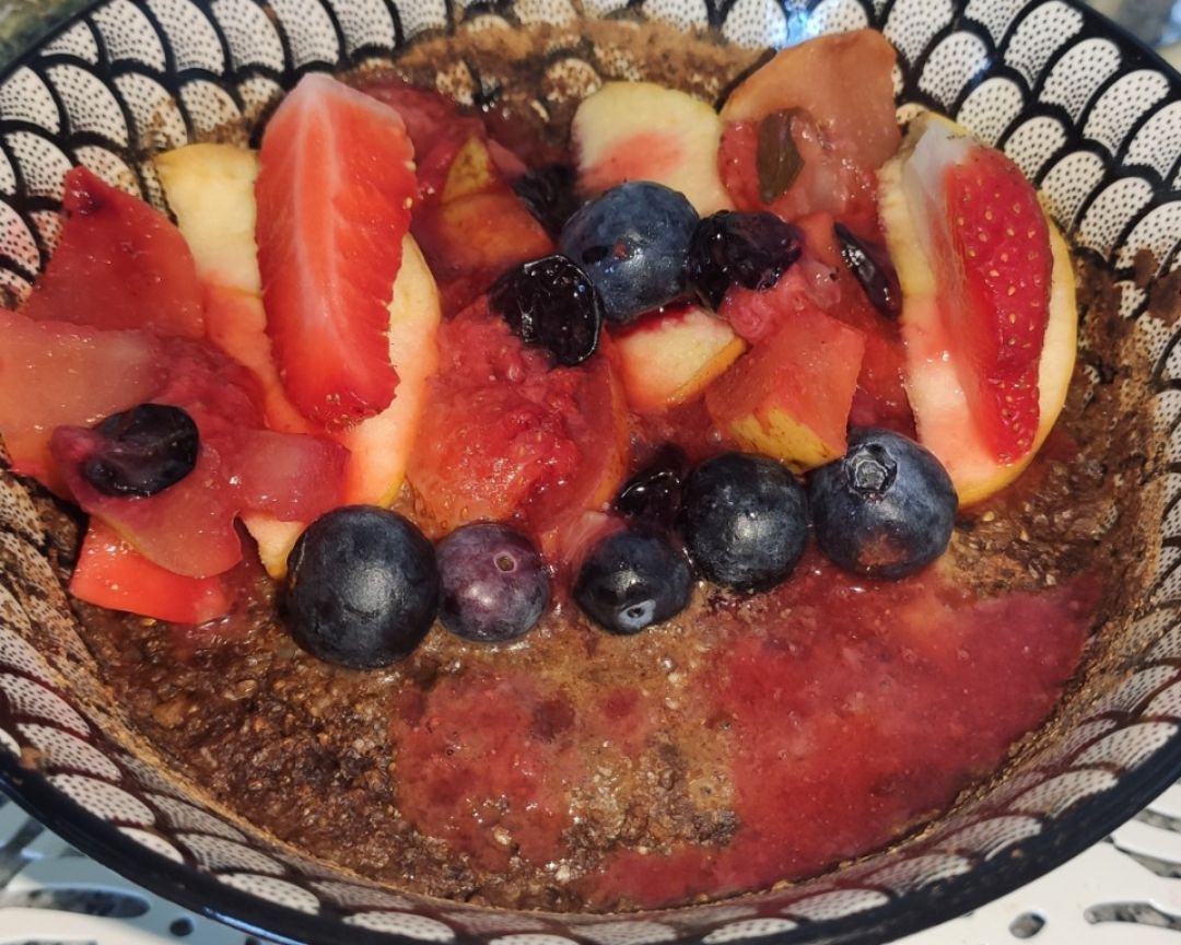 Porrigde de avena integral y algarroba con fruta