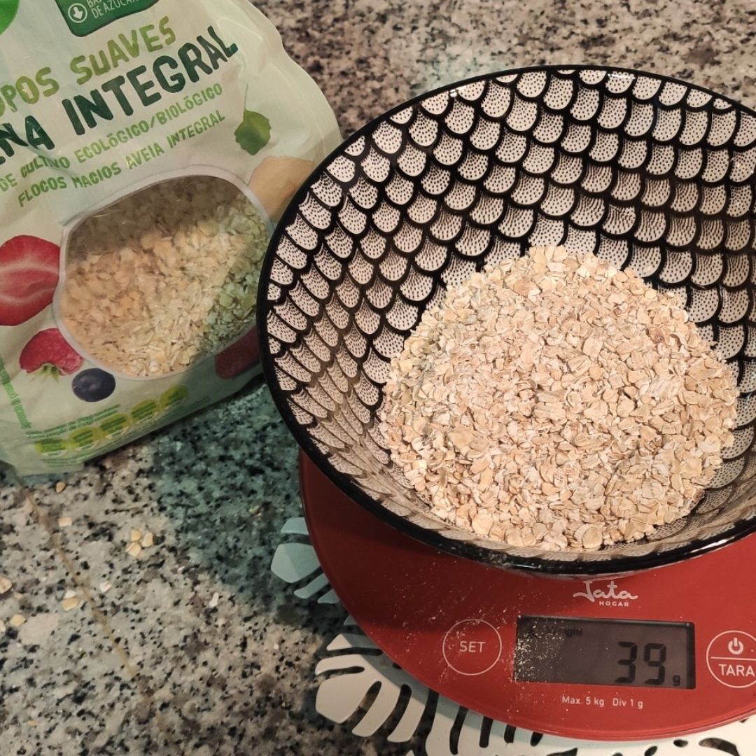 Porrigde de avena integral y algarroba con fruta Paso 0