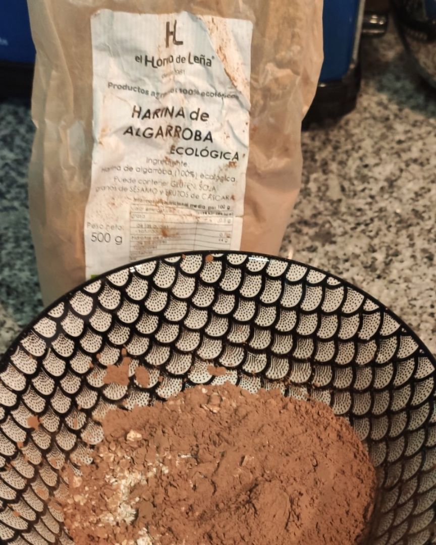 Porrigde de avena integral y algarroba con fruta Paso 1