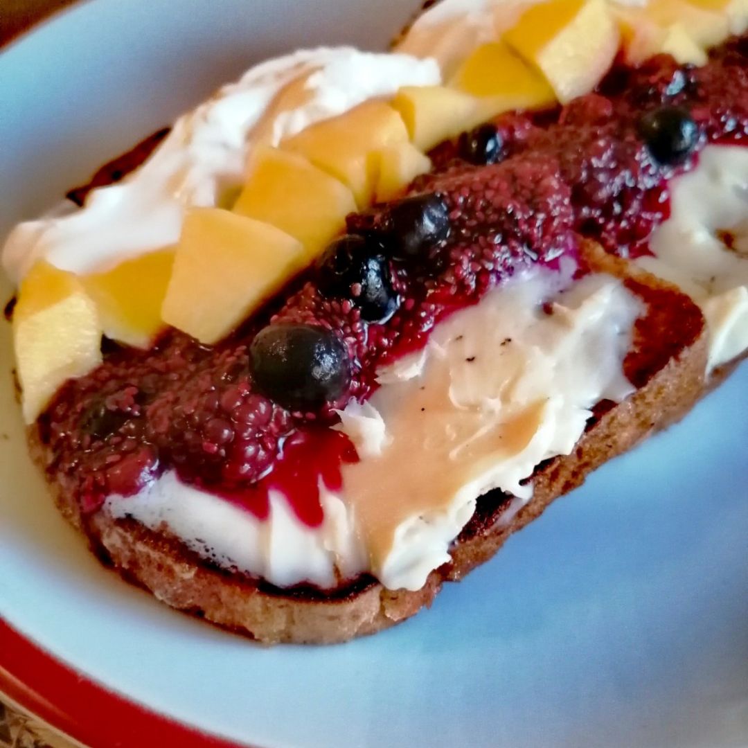 Tostadas francesas con mango y frutos rojos