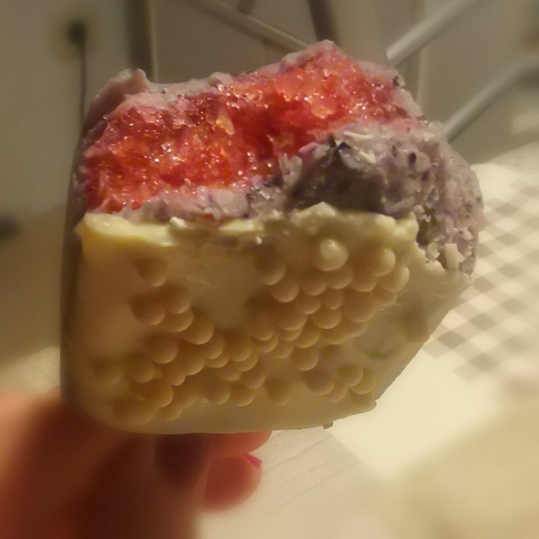 Helado de arándanos, queso fresco y chocolate blanco con corazón de fresa Helado de arándanos, queso fresco y chocolate blanco con corazón de fresa