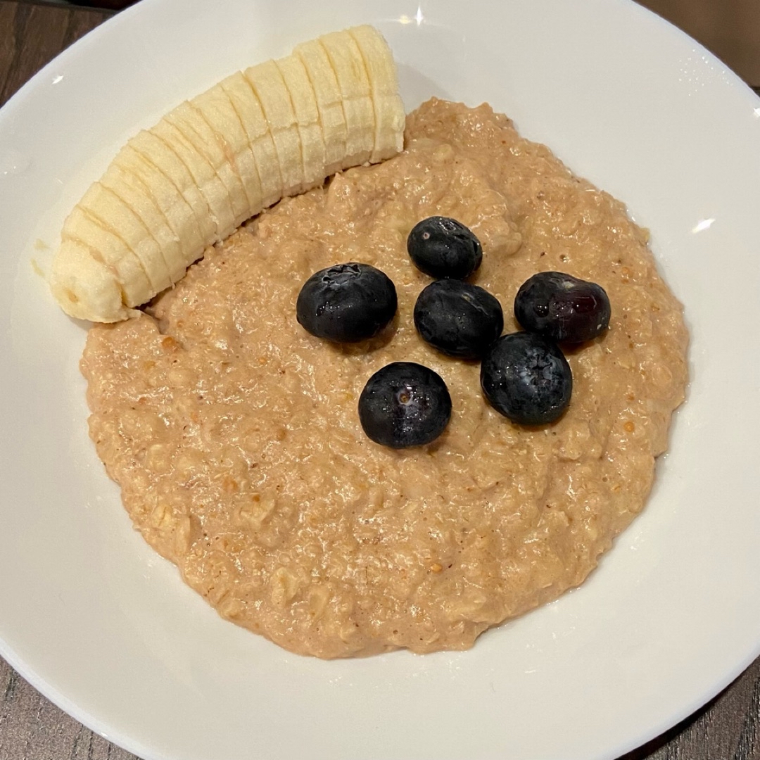 Porridge o gachas de avena con plátano, cacao y cacahuete 