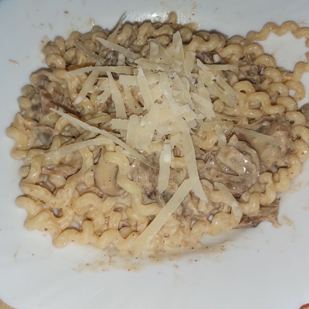 Fusilli lunghi con salsa de trufa y champiñones