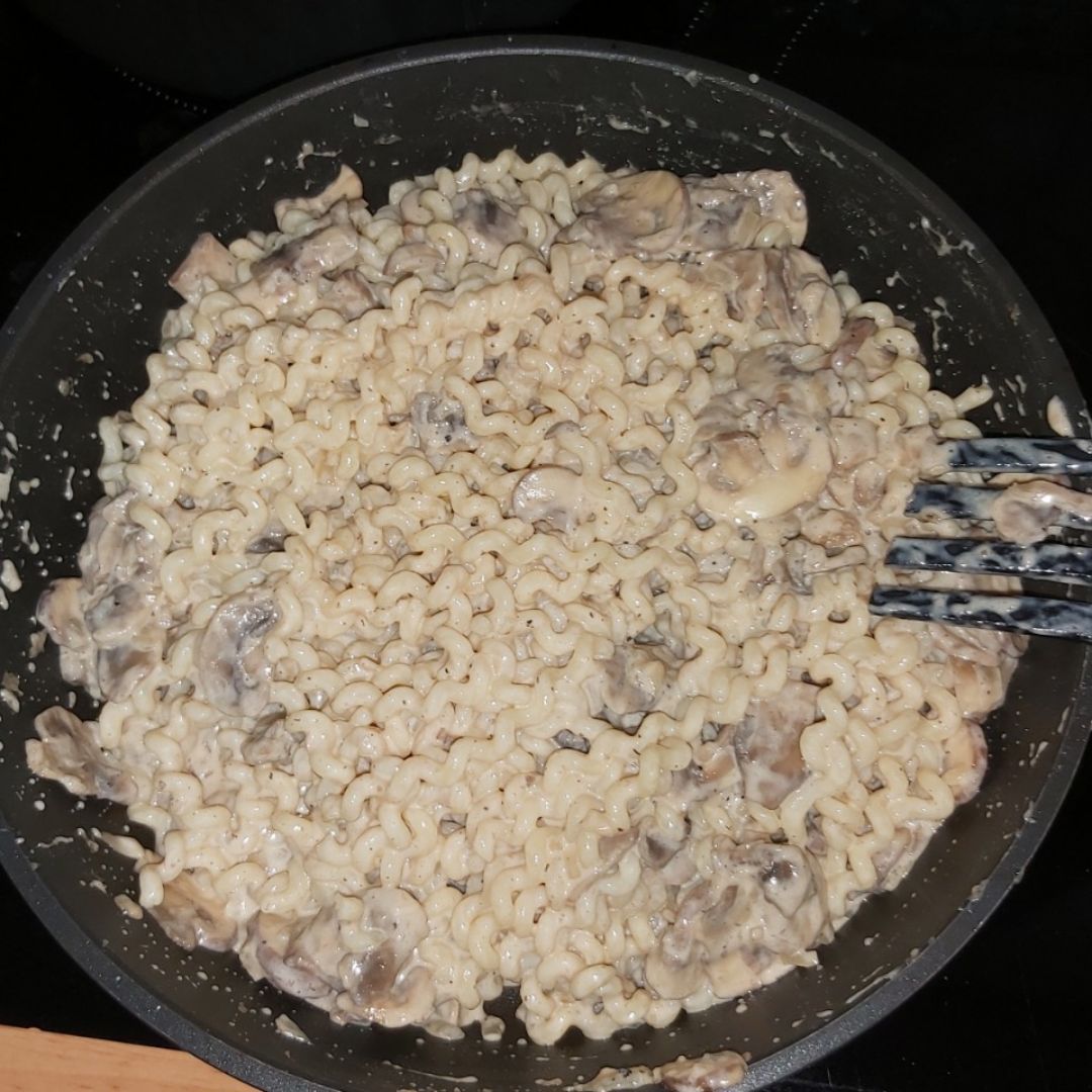 Fusilli lunghi con salsa de trufa y champiñones Paso 3
