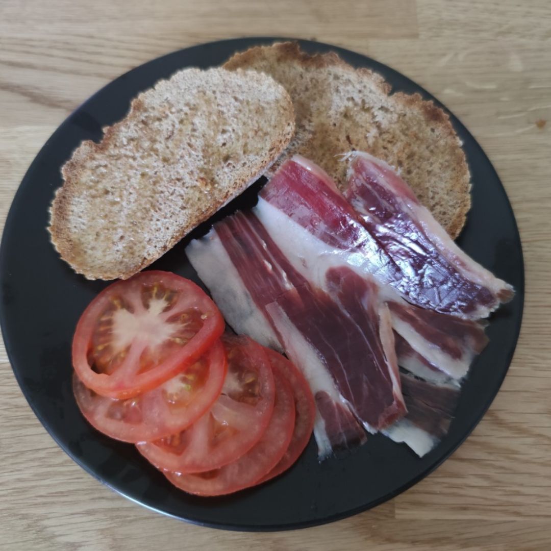 Tostadas con AOVE, tomate y jamón serrano Tostadas con AOVE, tomate y jamón serrano