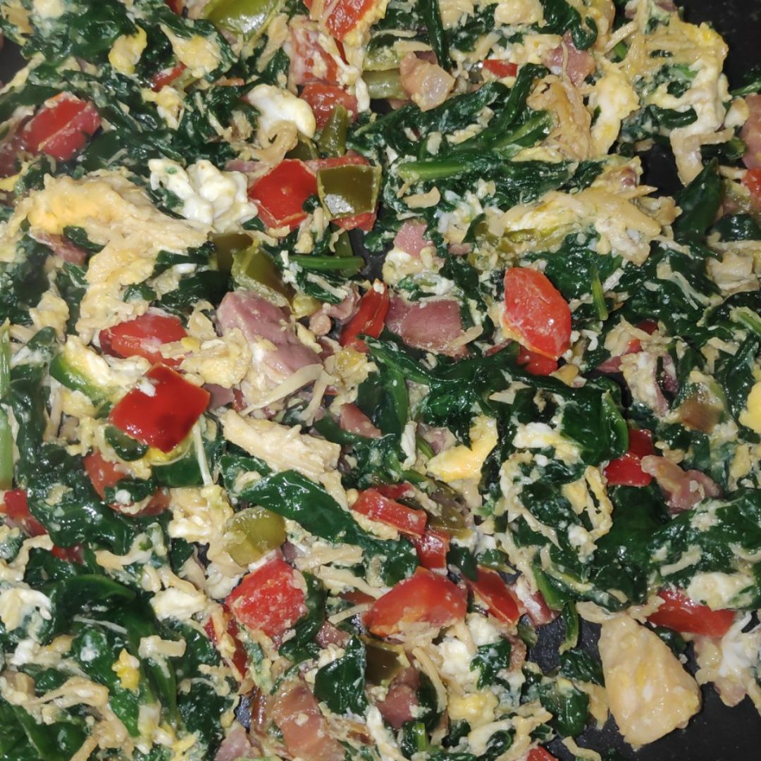 Revuelto de espinacas, pimientos, jamón y pollo