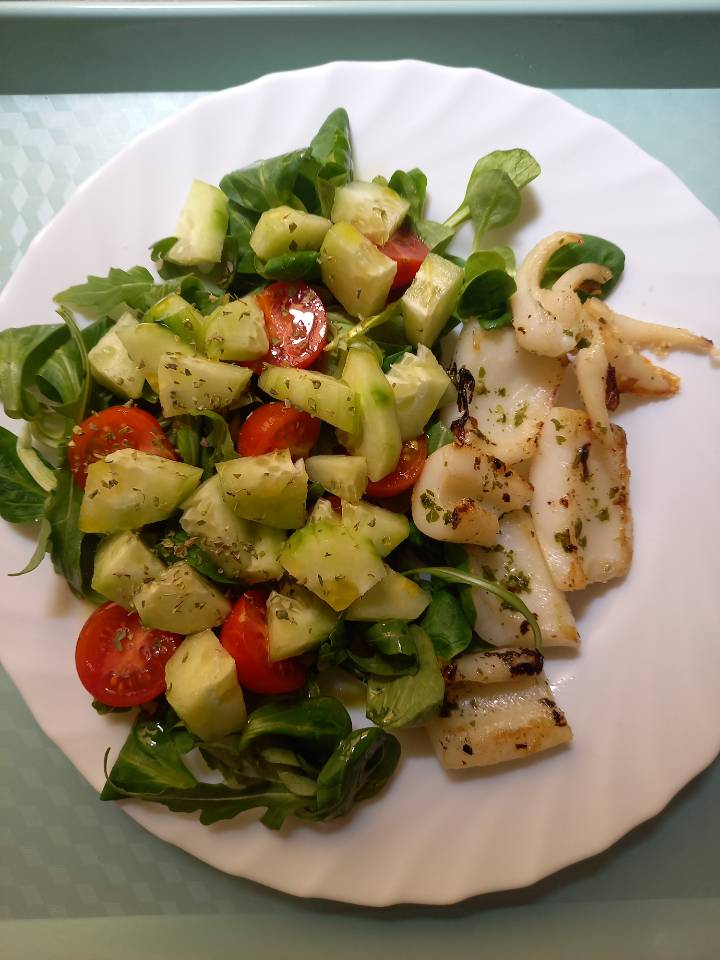 Sepia y Ensalada de canónigos y rúcula con cherrys y pepino Sepia y Ensalada de canónigos y rúcula con cherrys y pepino