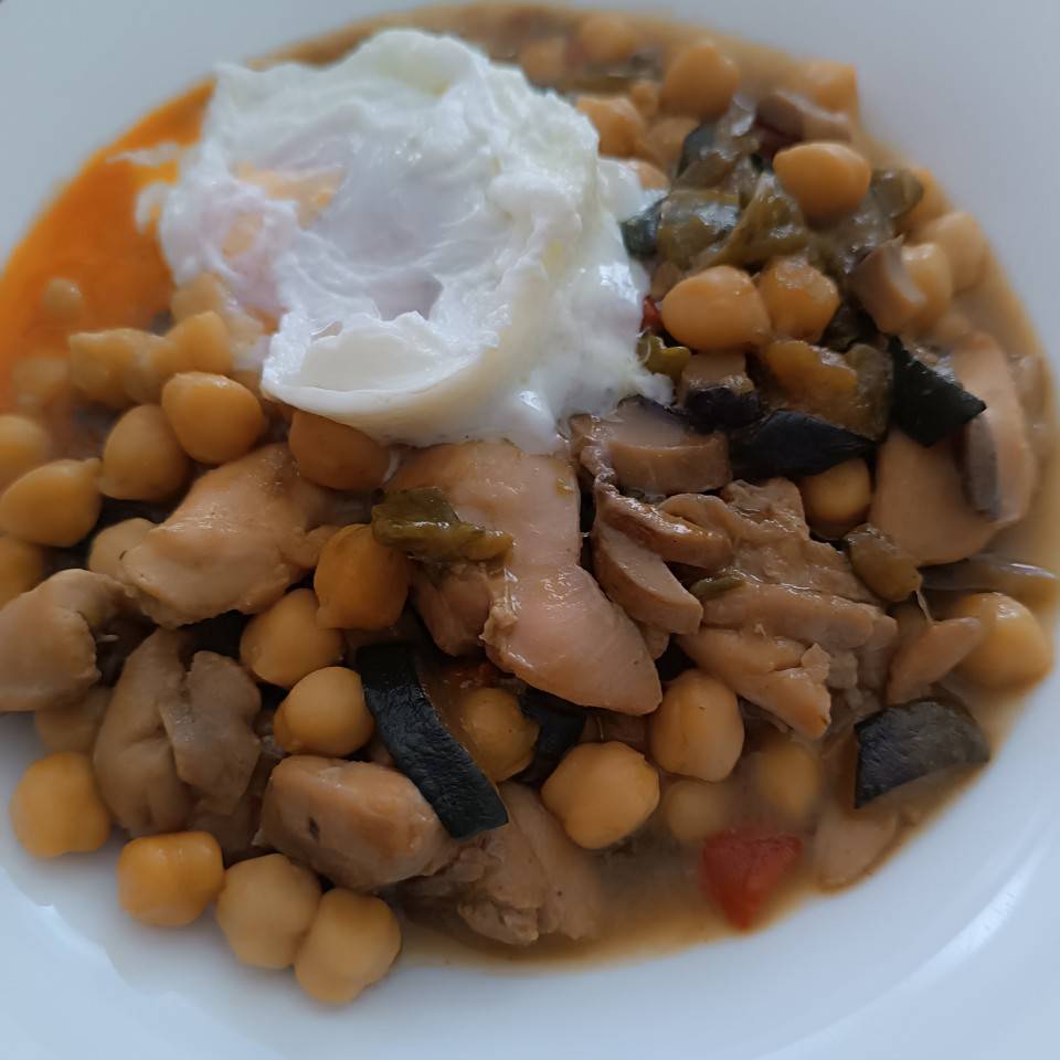 Garbanzos con verduras y pollo Garbanzos con verduras y pollo