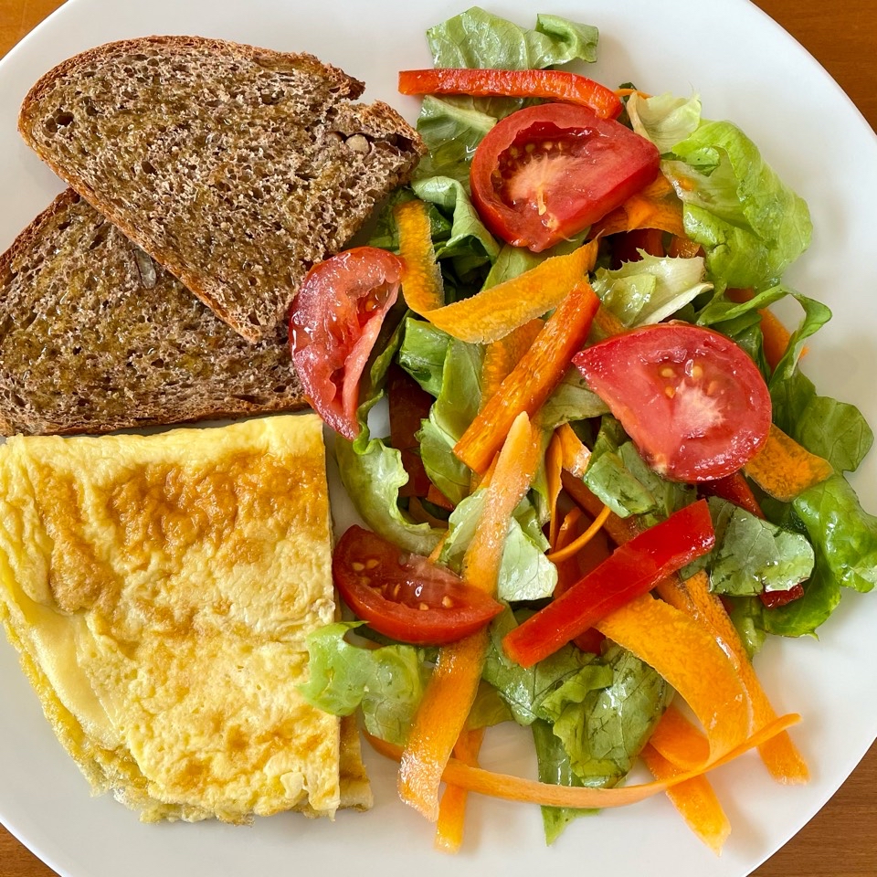 Tortilla francesa con pan y ensalada Tortilla francesa con pan y ensalada