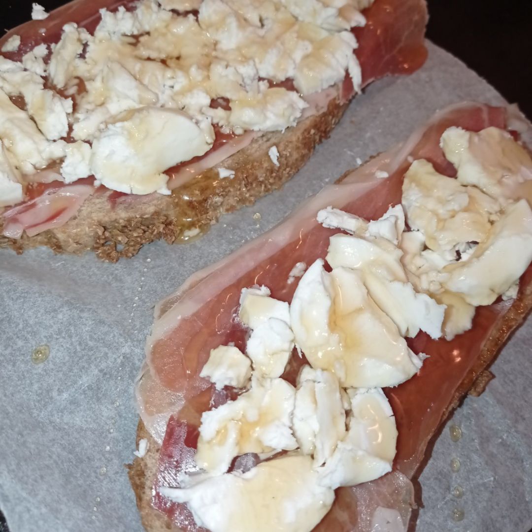 TOSTA DE JAMÓN CON RULO DE CABRA Y MIEL TOSTA DE JAMÓN CON RULO DE CABRA Y MIEL