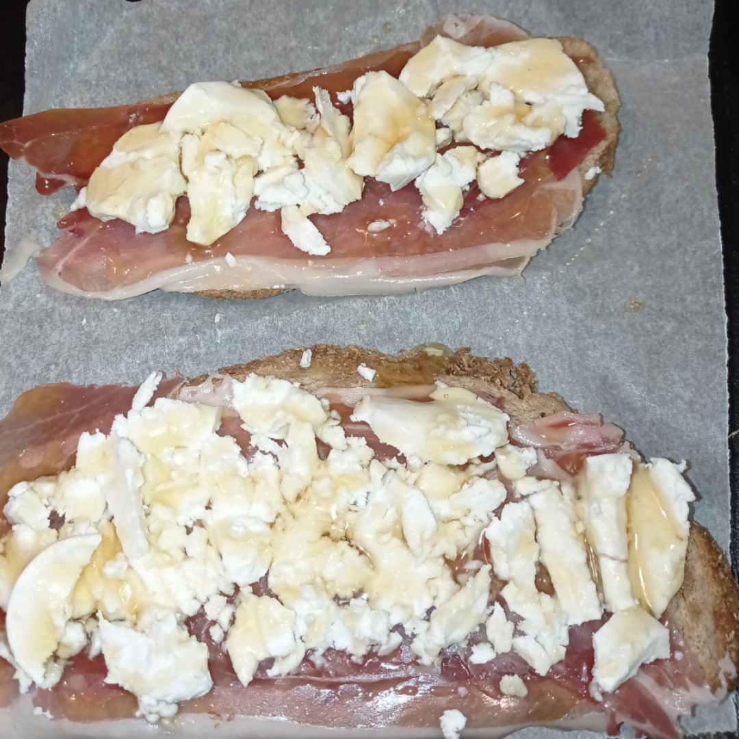TOSTA DE JAMÓN CON RULO DE CABRA Y MIEL Paso 0 TOSTA DE JAMÓN CON RULO DE CABRA Y MIEL Paso 0