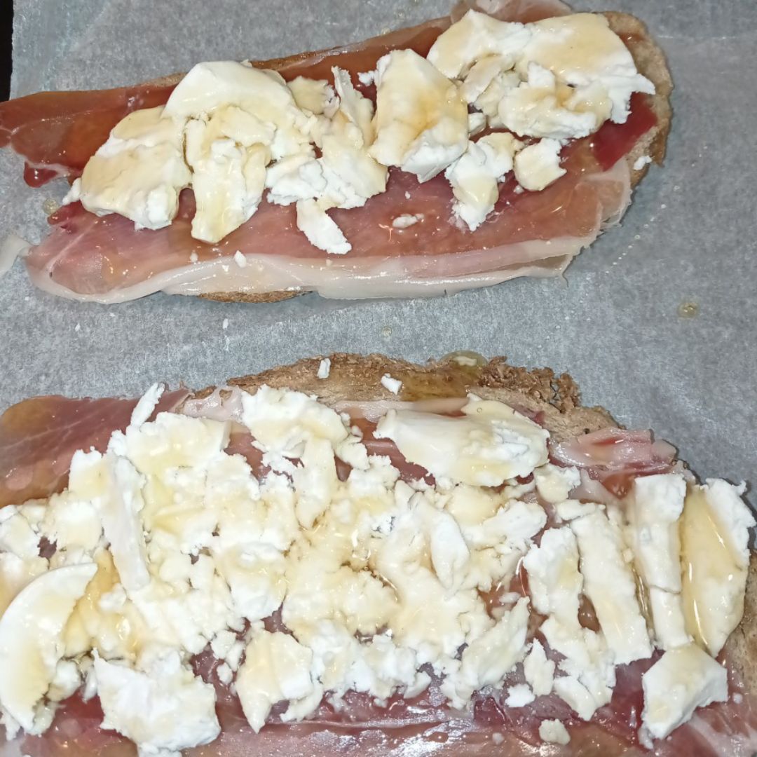 TOSTA DE JAMÓN CON RULO DE CABRA Y MIEL Paso 1 TOSTA DE JAMÓN CON RULO DE CABRA Y MIEL Paso 1
