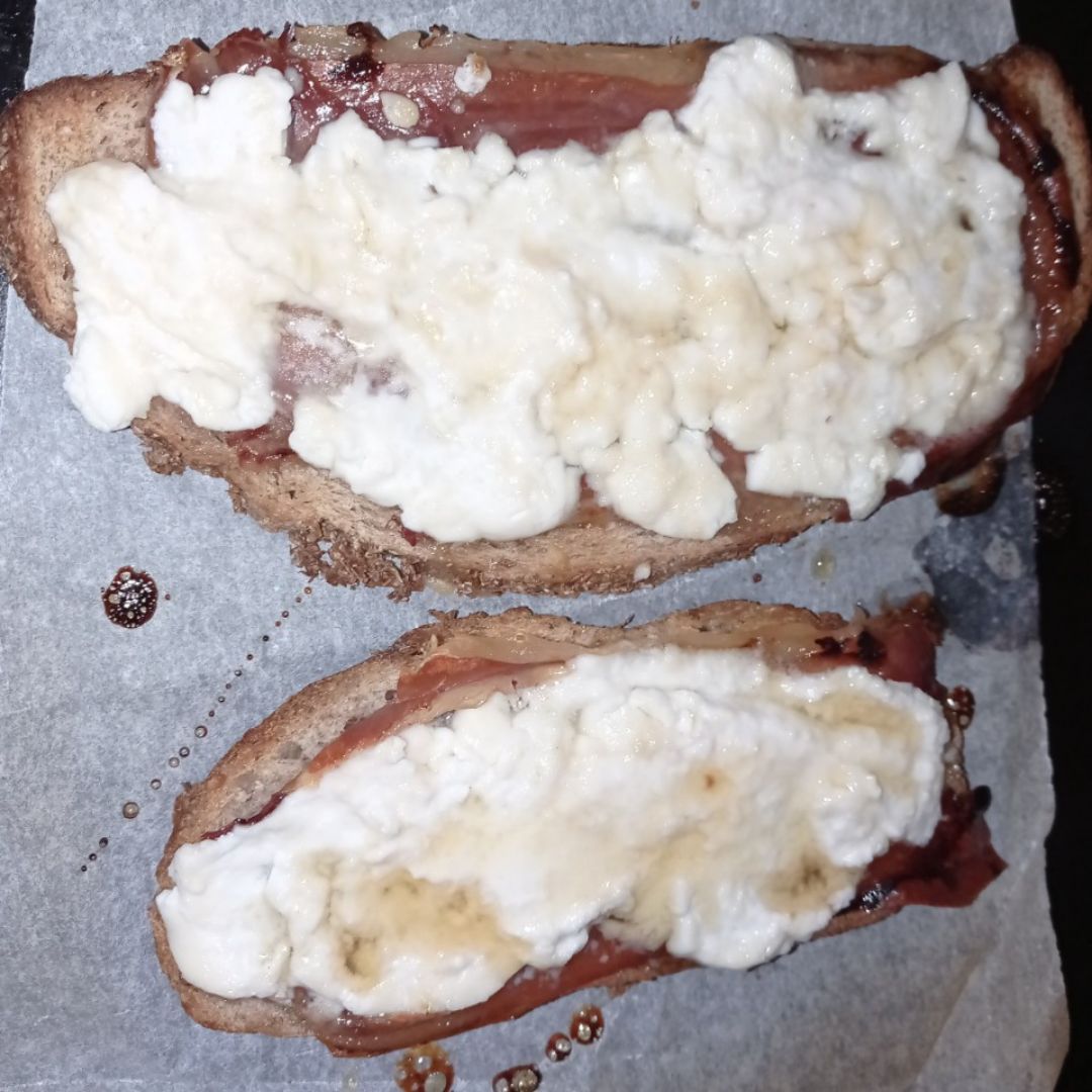 TOSTA DE JAMÓN CON RULO DE CABRA Y MIEL Paso 2 TOSTA DE JAMÓN CON RULO DE CABRA Y MIEL Paso 2