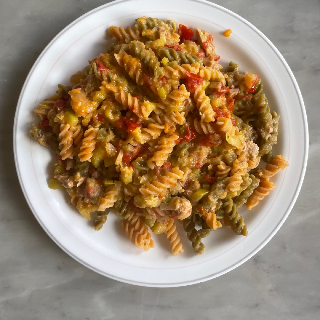 Pasta con calabacín, cherries y atún