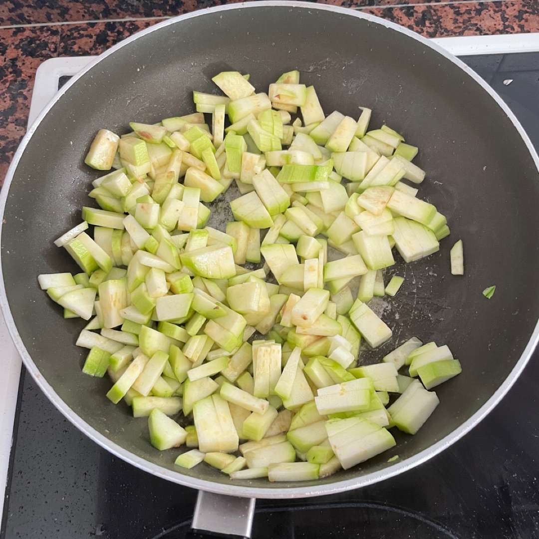 Pasta con calabacín, cherries y atún Paso 1