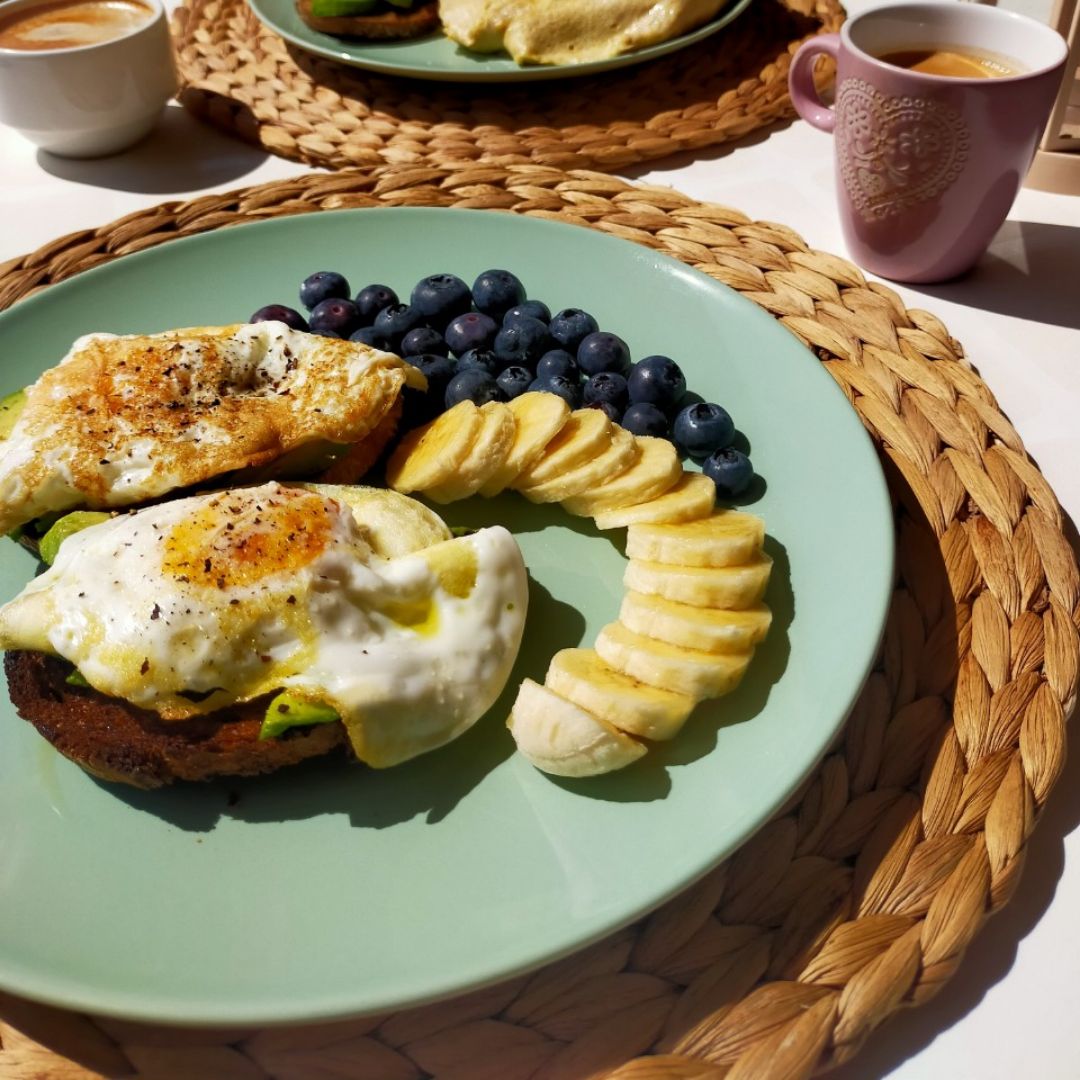 Tostadas integrales de aguacate con huevo y fruta