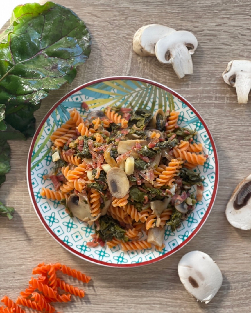 Pasta de lenteja roja con acelgas y champiñones Pasta de lenteja roja con acelgas y champiñones