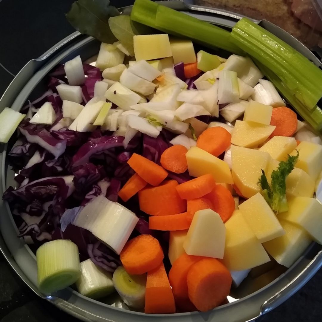 Potaje de garbanzos con verduras y compañíaStep 0
