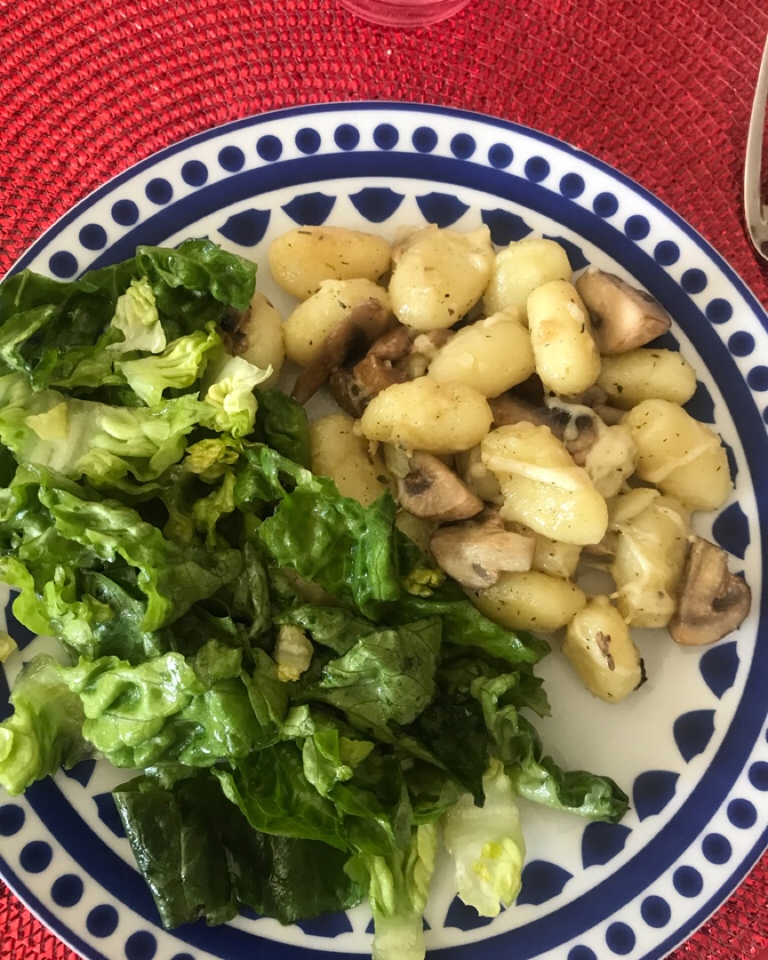Gnocchi con queso, champiñones y lechuga Gnocchi con queso, champiñones y lechuga