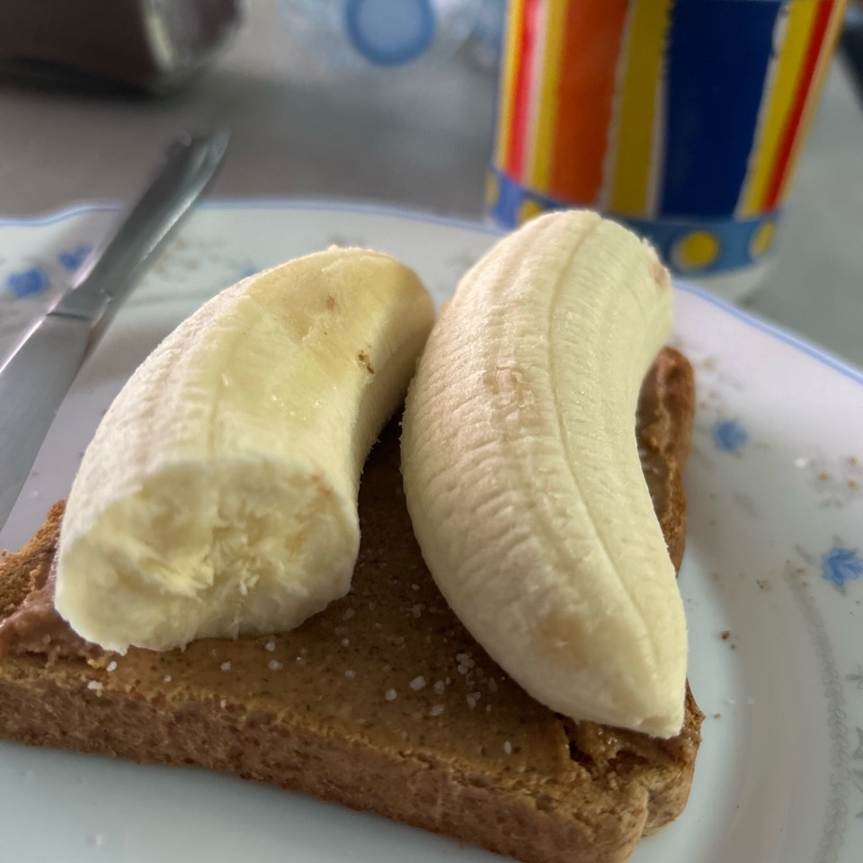 Pan con crema de cacahuete y plátano 