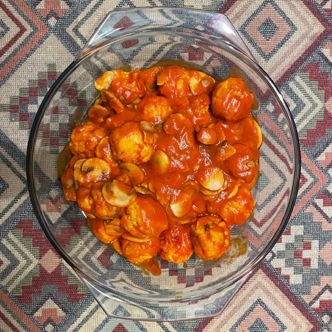 Albóndigas con salsa de tomate y champiñones Albóndigas con salsa de tomate y champiñones