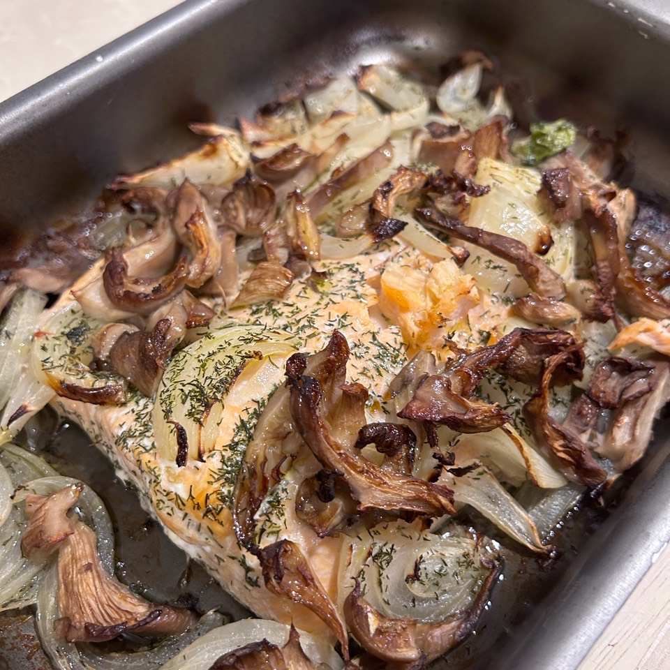 Salmon al horno con cebolla y setas Salmon al horno con cebolla y setas