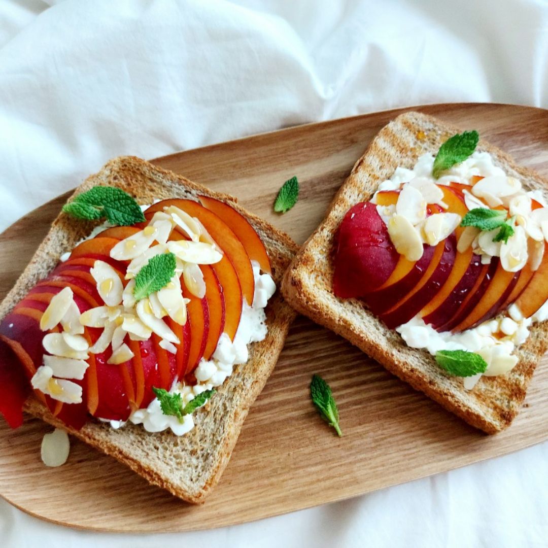 Tostadas de queso cottage, nectarina y almendras Tostadas de queso cottage, nectarina y almendras