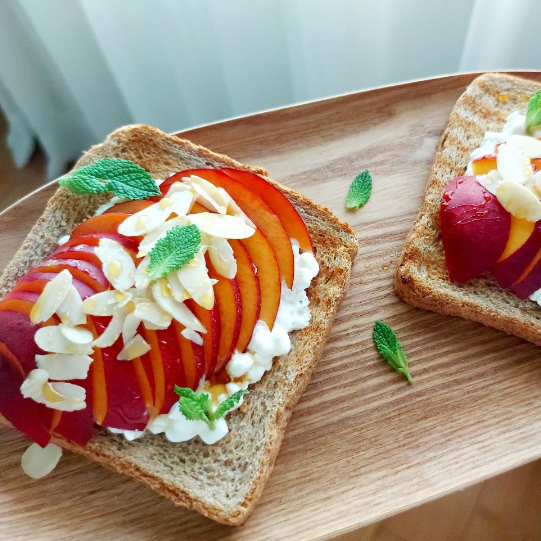 Tostadas de queso cottage, nectarina y almendras Paso 2 Tostadas de queso cottage, nectarina y almendras Paso 2