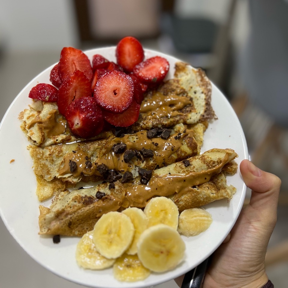 Creps con platano fresas y crema de cacahuete