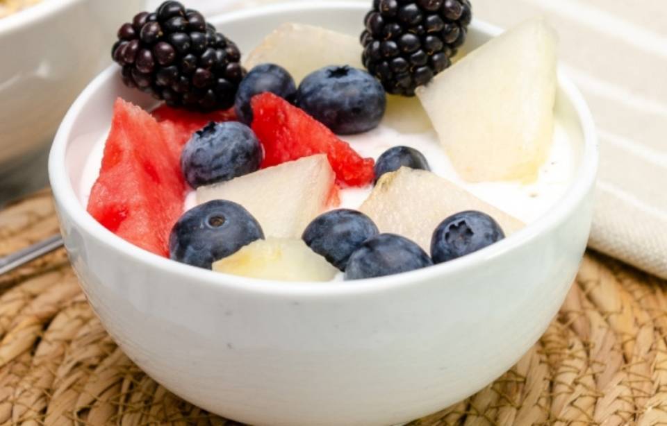 Merienda de media mañana=yogurt griego con moras , arándanos,fresas y manzana Merienda de media mañana=yogurt griego con moras , arándanos,fresas y manzana