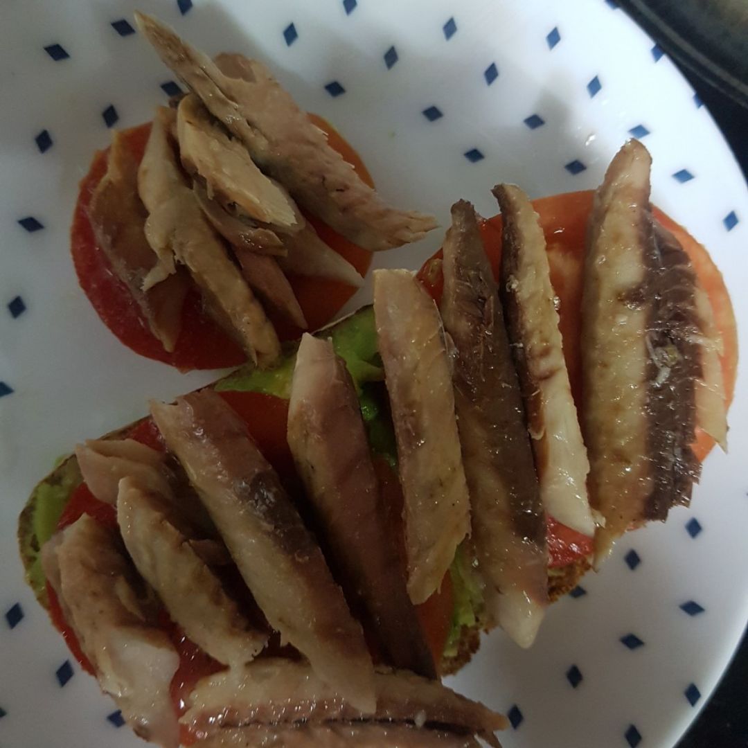 Tosta de aguacate, tomate y caballa