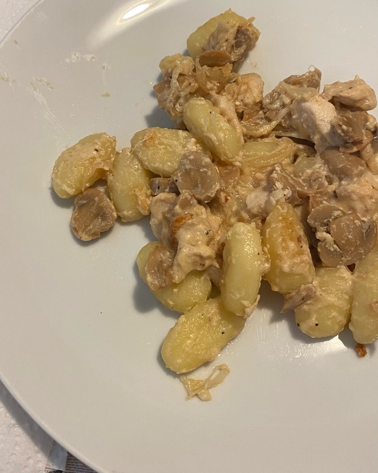 Gnocchi con pollo y champiñones Gnocchi con pollo y champiñones