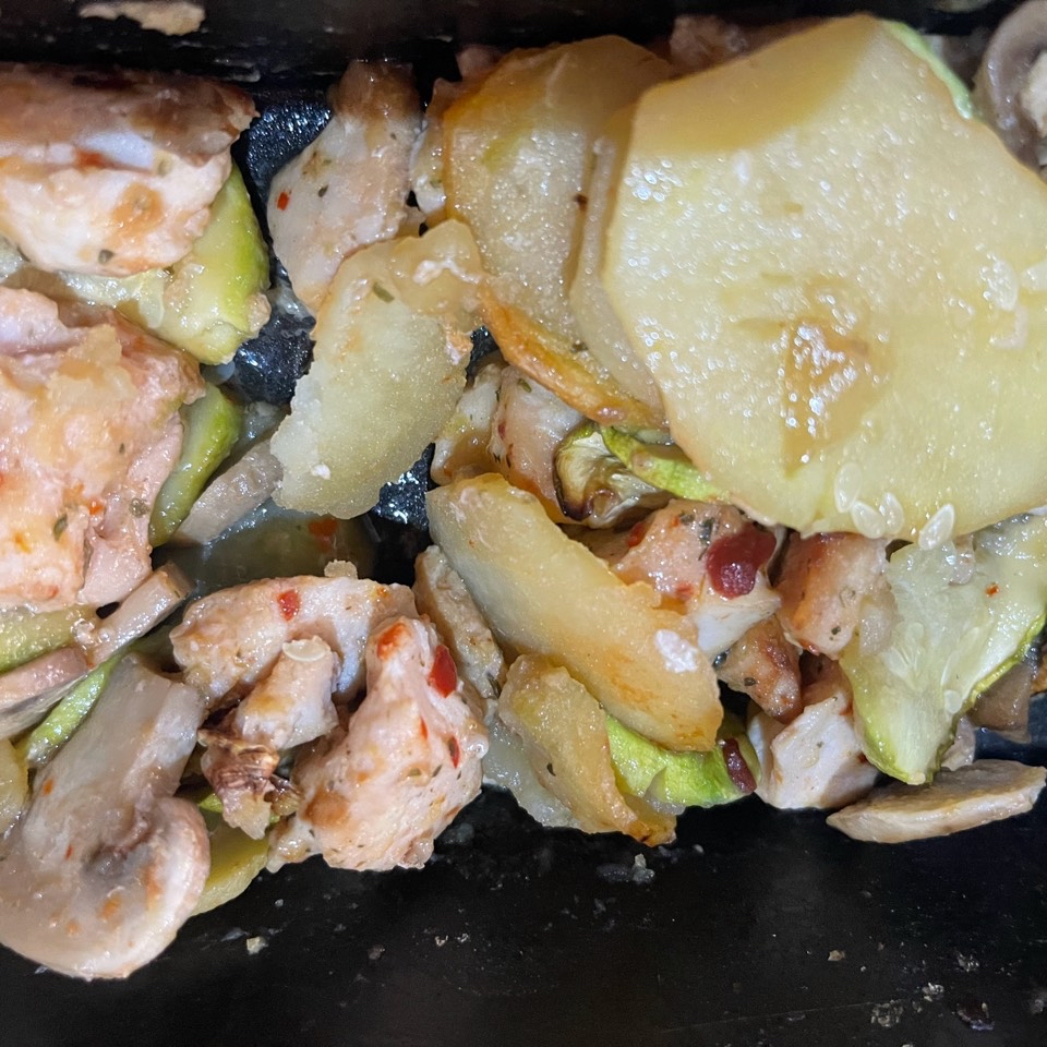 Pollo al horno con patatas, calabacín y champiñones 