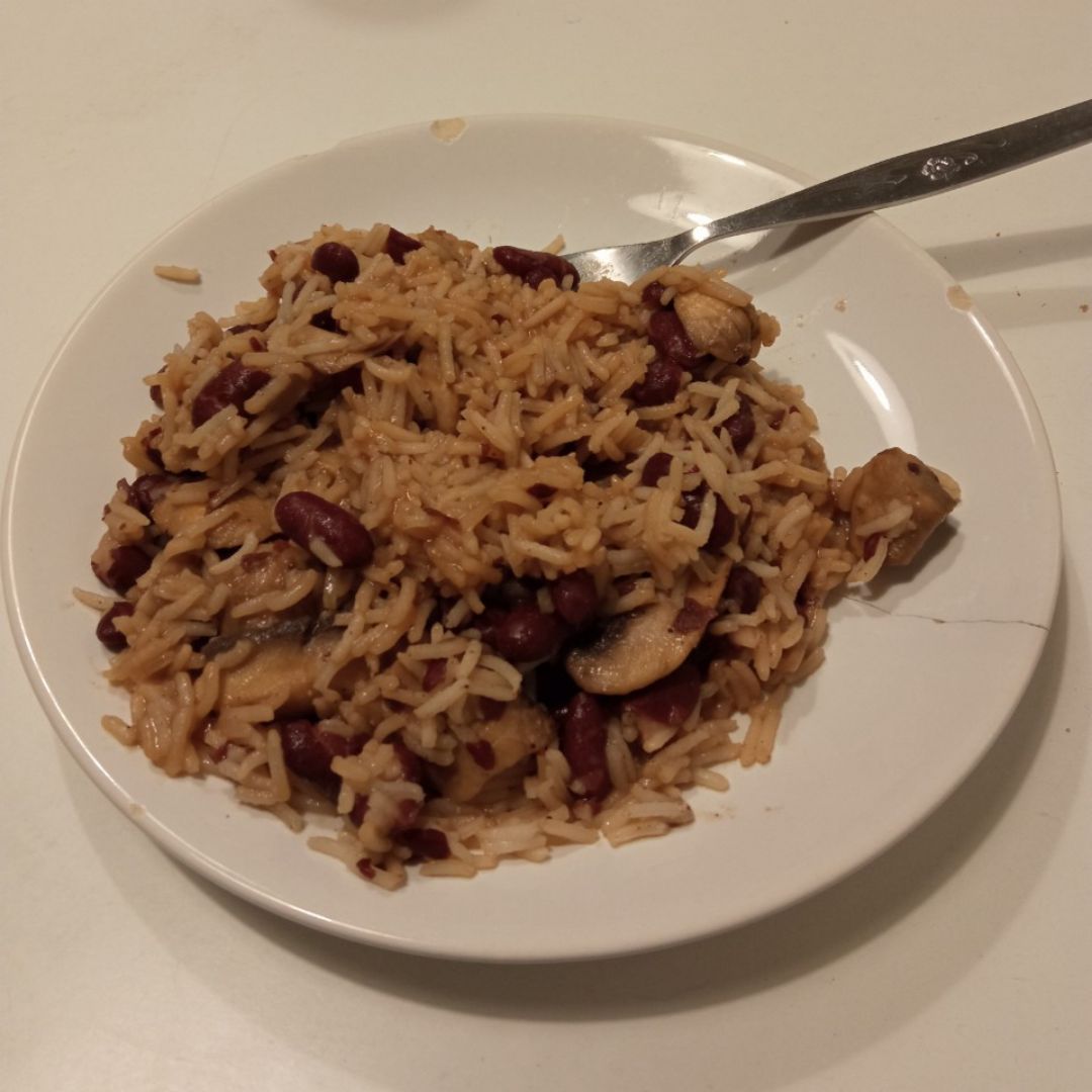 Arroz basmati con judías rojas, champiñones y salsa de soja Arroz basmati con judías rojas, champiñones y salsa de soja