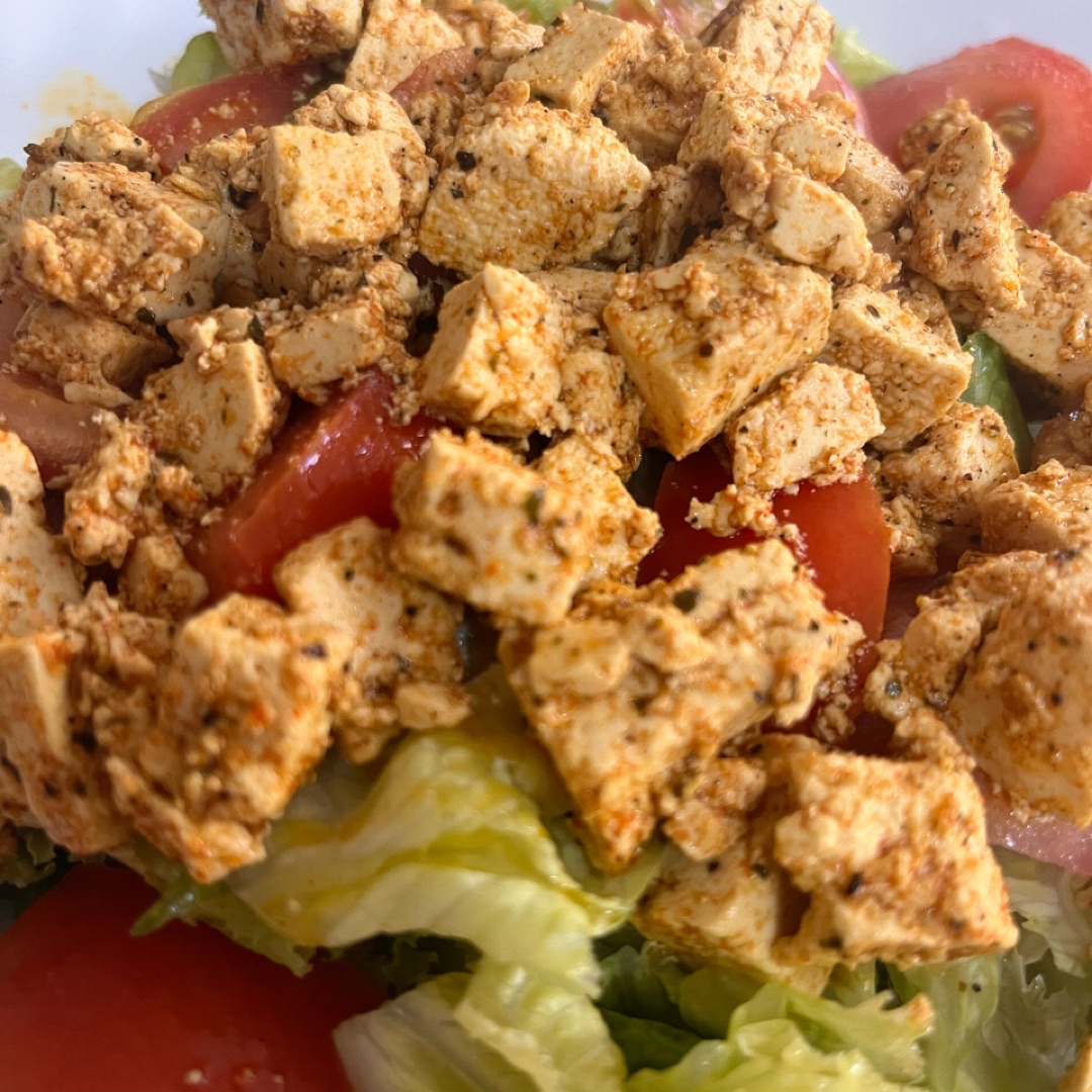 Tofu marinado con ensalada Tofu marinado con ensalada