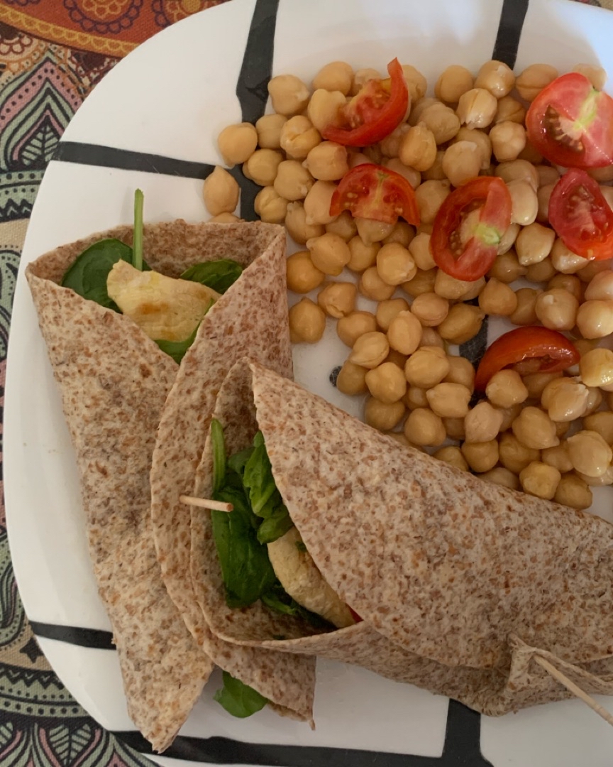 Burritos integrales con ensalada de garbanzos y tomate