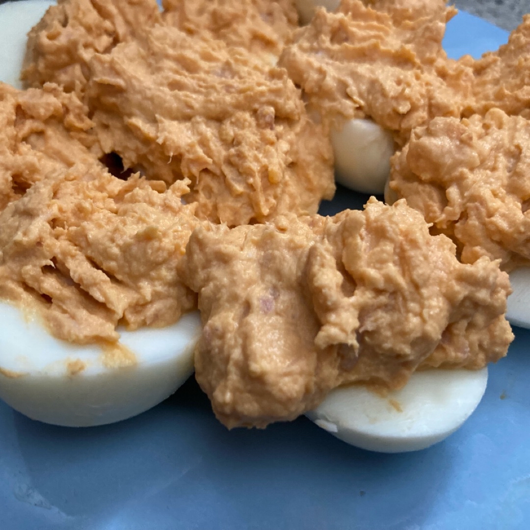 Huevos rellenos de atún 