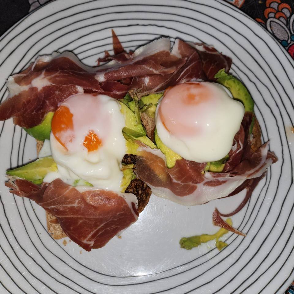 Tosta de aguacate, jamón y huevo poché