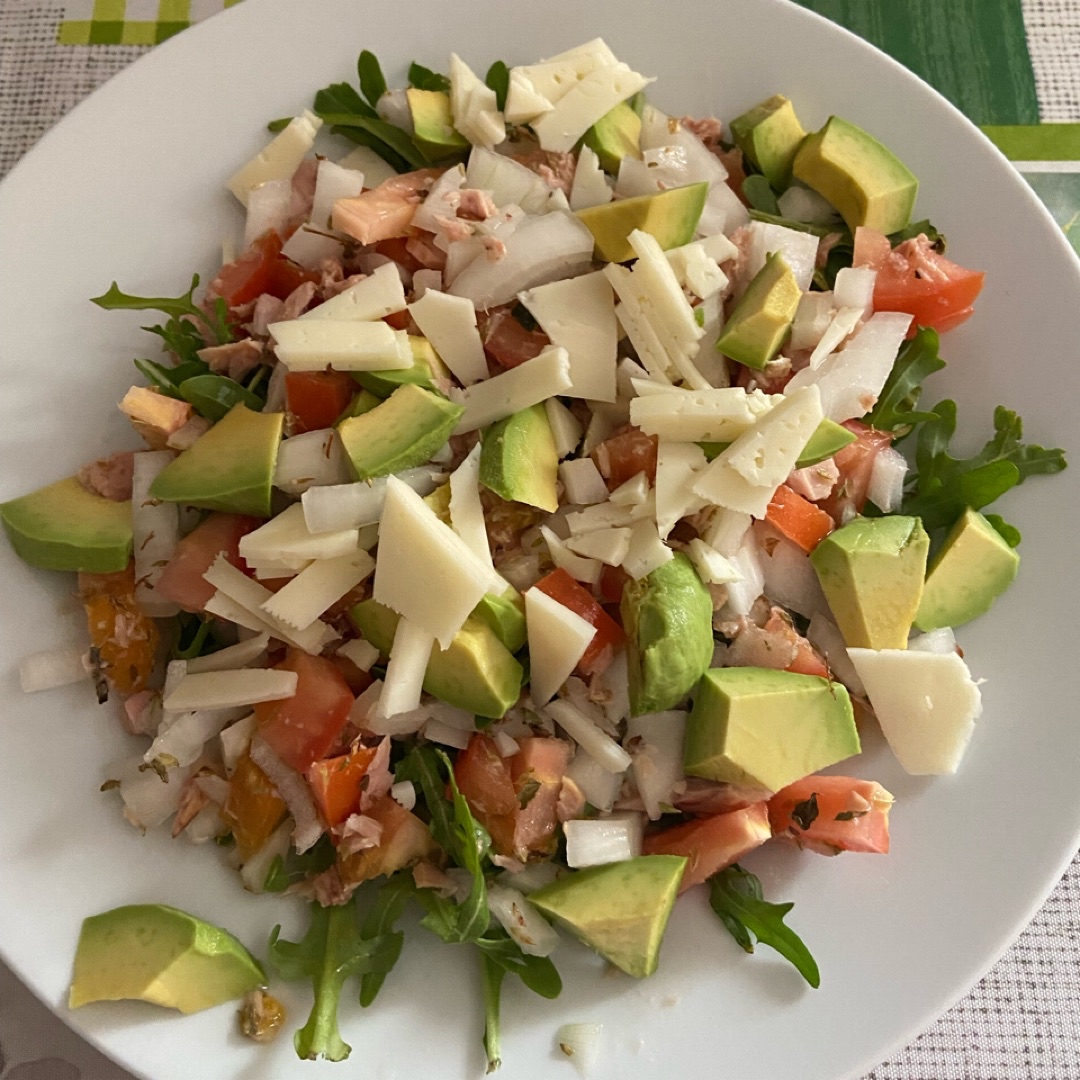Salpicón de atún con Rucula-aguacate-queso de cabra Salpicón de atún con Rucula-aguacate-queso de cabra