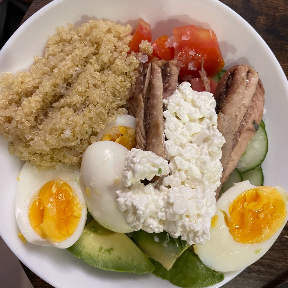 Ensalada de quinoa huevo y caballa 