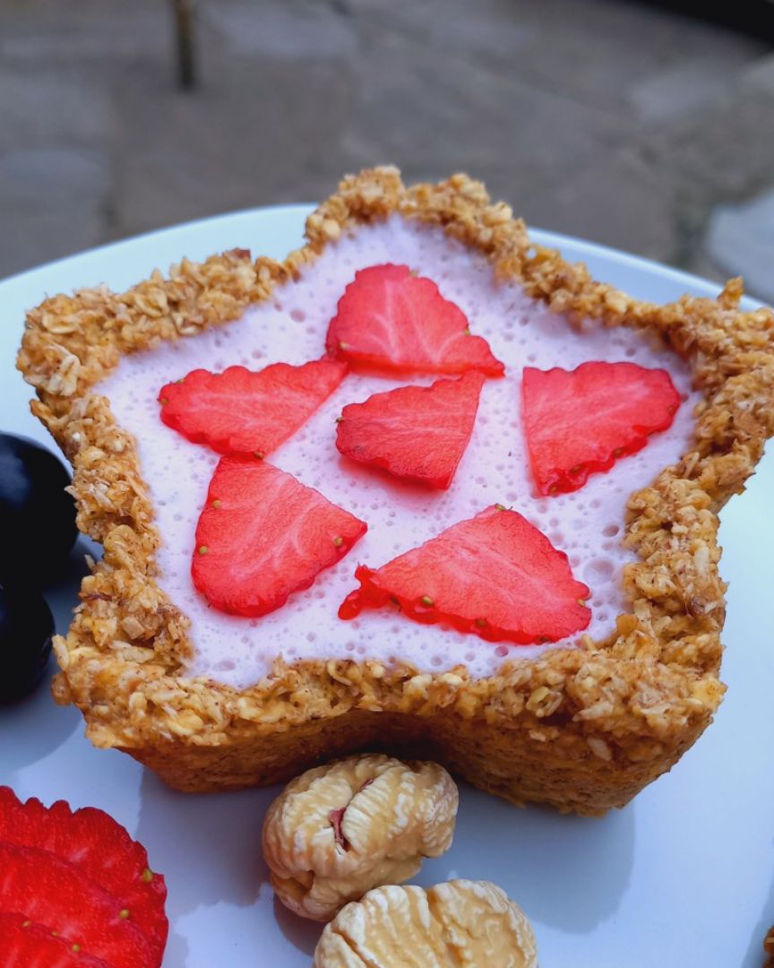 Tartaleta de avena y coco con mousse de fresa 🍓. Tartaleta de avena y coco con mousse de fresa 🍓.
