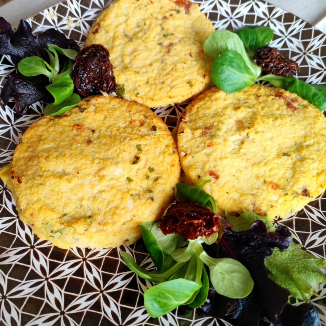 Tortitas de coliflor con tomate seco y queso 