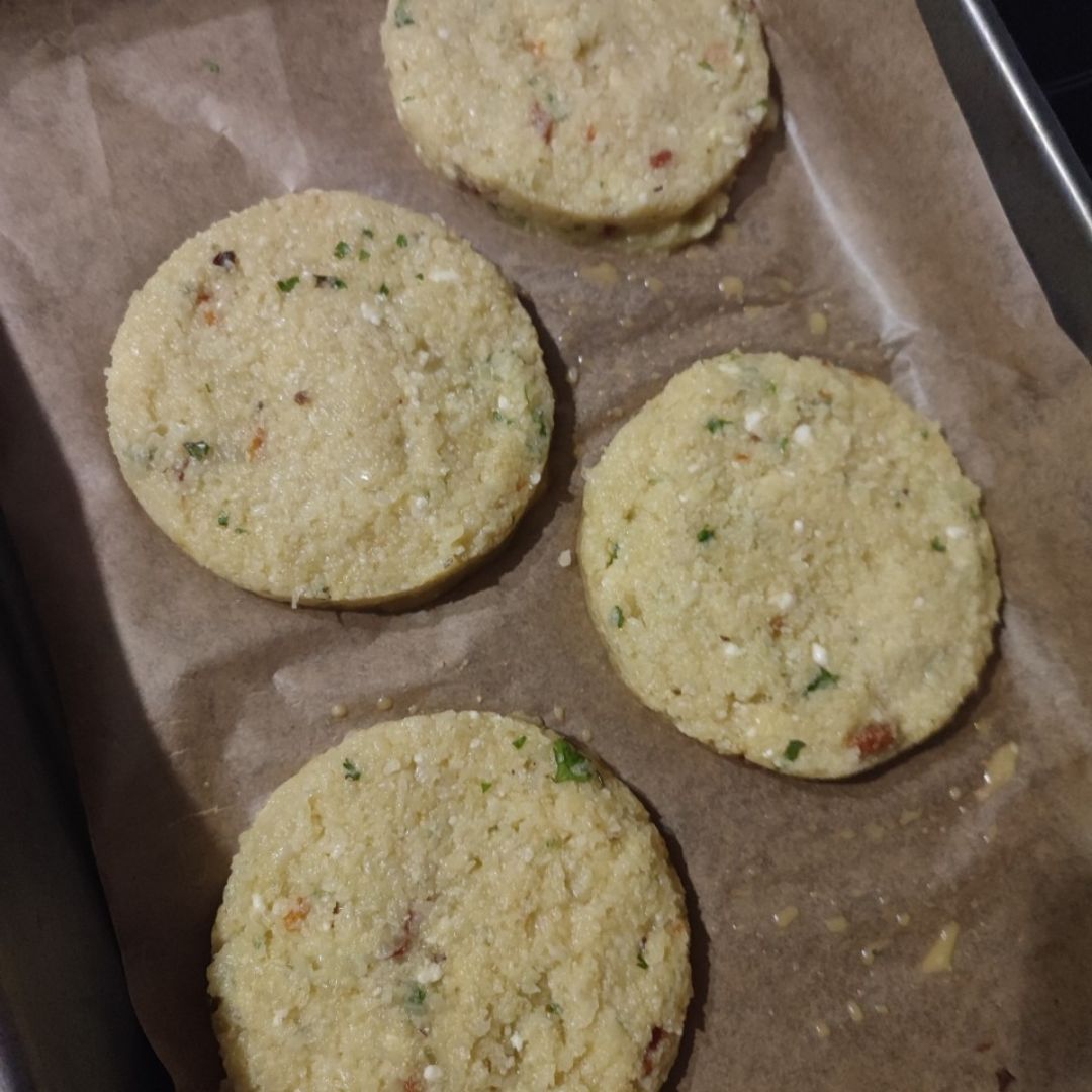 Tortitas de coliflor con tomate seco y queso  Paso 4